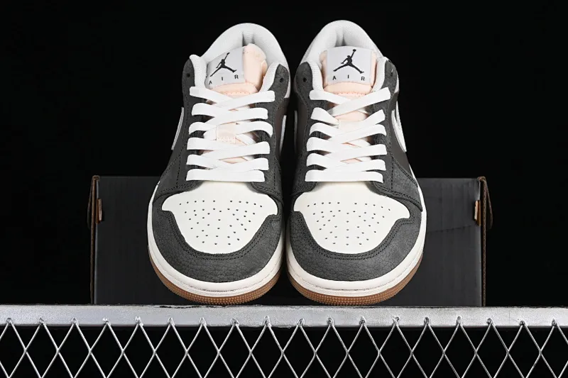 All categories Air Jordan Jordan series basketball shoes Air Jordan 1 Low G version pure original Air Jordan 1 Low "Snkrs Day" AJ1 Joe 1 Magpie gray toe low-top cultural casual sneakers FD0399-004